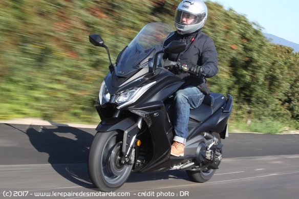 Kymco AK 550 sur départementale
