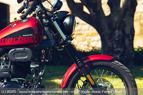 La fourche téléscopique de 37 mm fait le job la plupart du temps