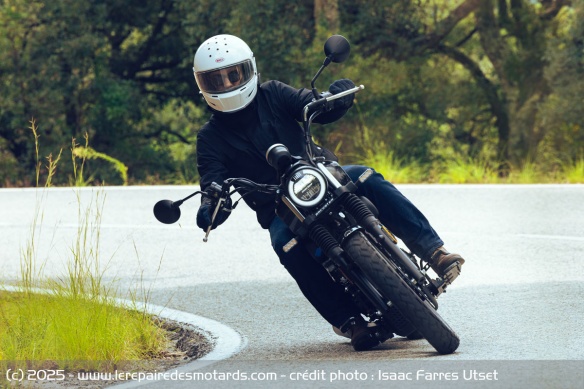 Malgré son positionnement custom, la Rockster se montre à l'aise sur les routes sinueuses
