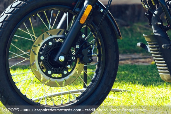 L'étrier avant à double piston manque d'un peu de puissance de freinage