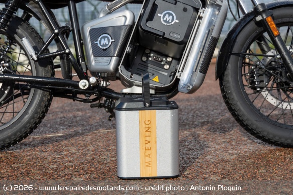 Les deux batteries sont amovibles, mais p&egrave;sent tout de m&ecirc;me 16,5 kg chacune