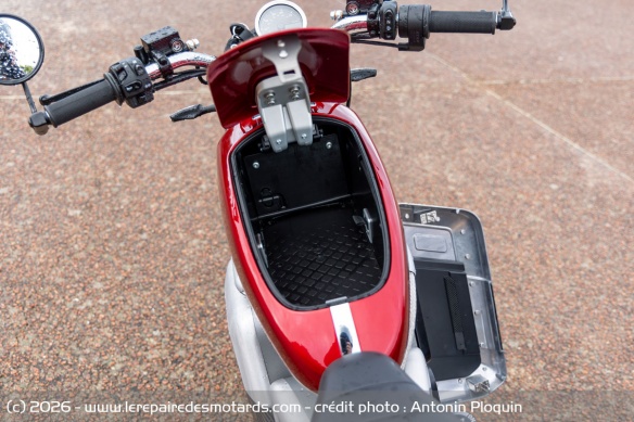 Le faux r&eacute;servoir dissimule un coffre dot&eacute; d'une prise USB-C