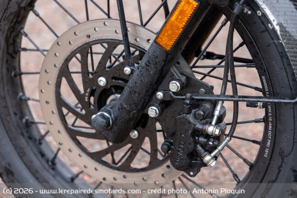 Les freins &agrave; disques disposent d'un freinage combin&eacute; CBS, mais pas d'ABS