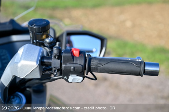 La GT750 est &eacute;quip&eacute;e d'un acc&eacute;l&eacute;rateur &agrave; cable