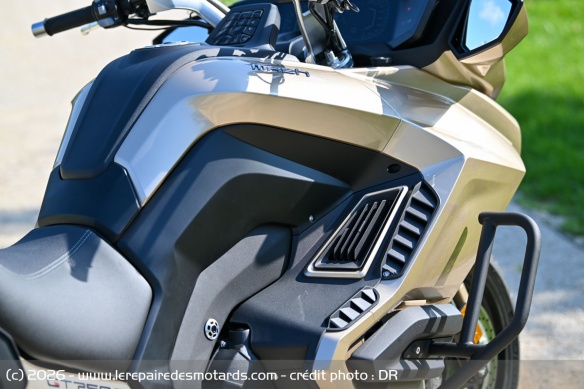 Affin&eacute;e &agrave; sa base, l'assise permet de poser facilement les pieds au sol