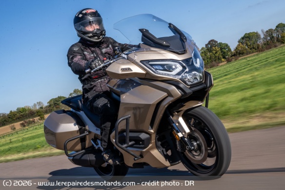 A basse vitesse, la GT750 conserve un &eacute;quilibre agr&eacute;able