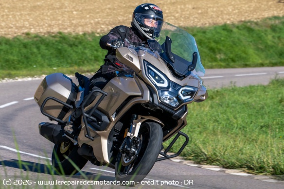 Le comportement de la GT750 est pour le moins contrast&eacute; sur routes sinueuses