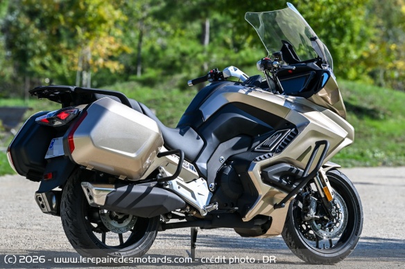 La Mash GT750 p&egrave;se 275 kg en ordre de marche