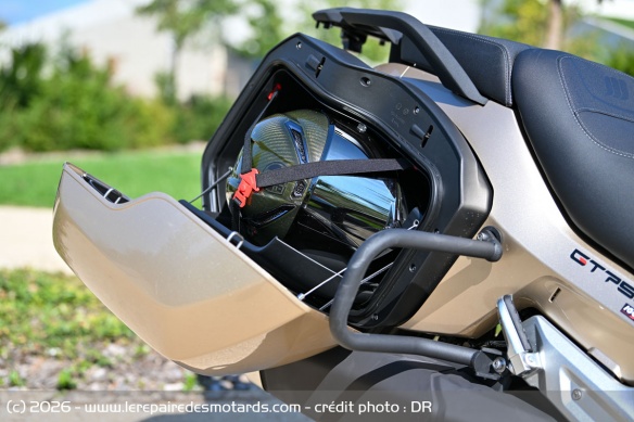 Les valises lat&eacute;rales de la Mash GT750