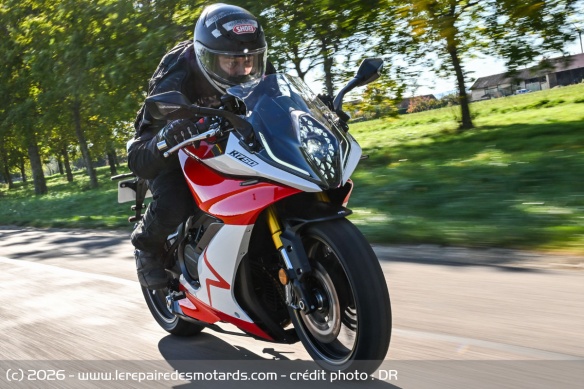 Il n'y a qu'en se couchant derri&egrave;re la bulle qu'on b&eacute;n&eacute;ficie d'un peu de protection &agrave; haute vitesse