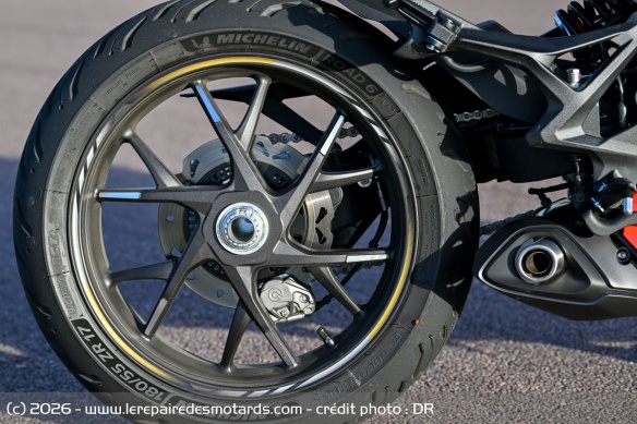 Les pneus Michelin Road 6 de la Mash K750
