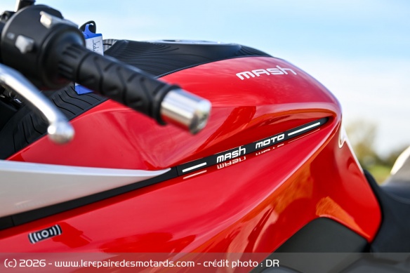 Le r&eacute;servoir embarque 14 litres de carburant