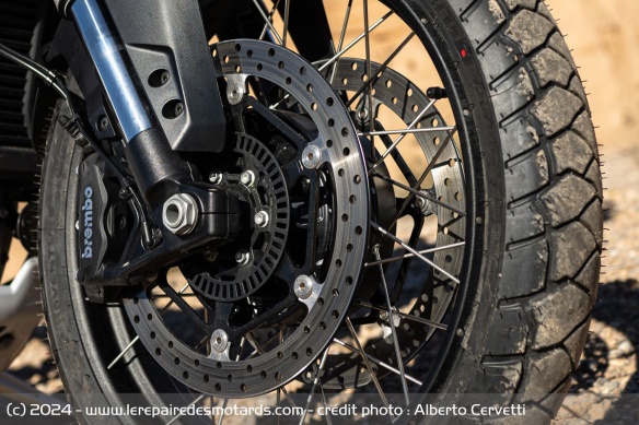 Le frein avant de la Moto Guzzi Stelvio
