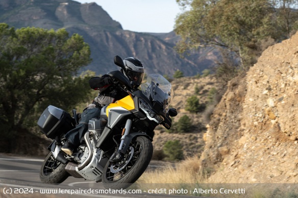 La Moto Guzzi Stelvio en courbe