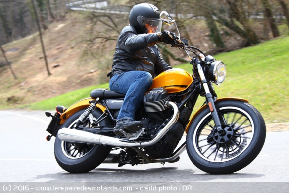 Moto Guzzi V9 jaune