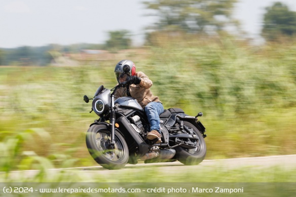 Le cruiser se montre plutôt confortable sur les routes italiennes en piteux état