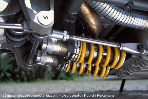 Le bras oscillant est lié au cadre double berceau via deux amortisseurs Öhlins sous le moteur