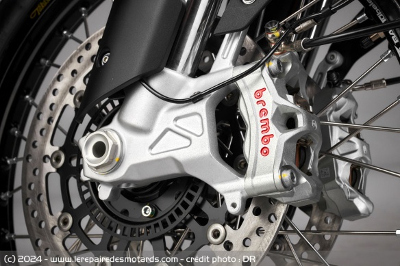 Double disque flottant de 320 mm, étriers monobloc Brembo Stylema 4 pistons à fixation radiale
