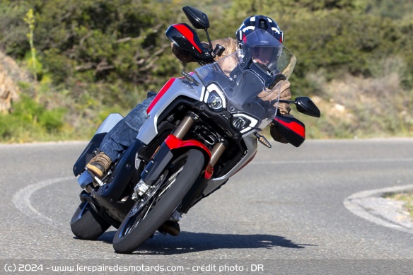 L'Enduro Veloce parvient à masquer sa jante de 21 pouces