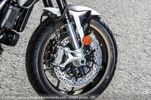 Le freinage est assuré par d'efficaces étriers Brembo à 4 pistons
