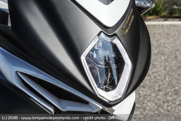 Le phare de la MV Agusta Turismo Veloce 800 Lusso SCS