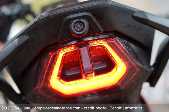 Des dashcam sont intégrées à l'avant et à l'arrière de la moto