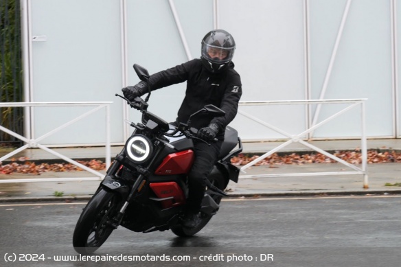La RQi Sport s'emmène sans mal entre les files et lors des manoeuvres