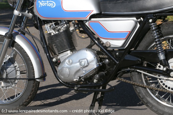 Le moteur de la P92 est basculé pour permettre le déport du sélecteur de vitesse