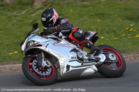 La moto se montre également très agile