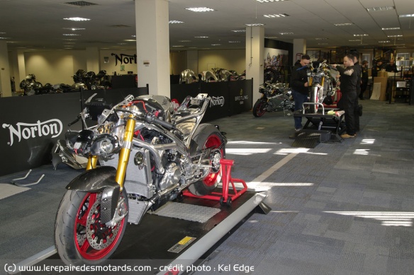 La production des V4-SS a enfin débuté dans l'usine de Donington Hall