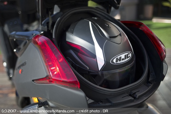 Le coffre accueille un casque modulable