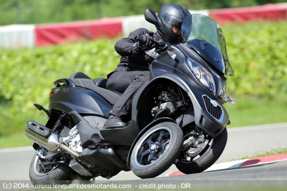 Scooter Piaggio MP3 500 ABS ASR sur départementale