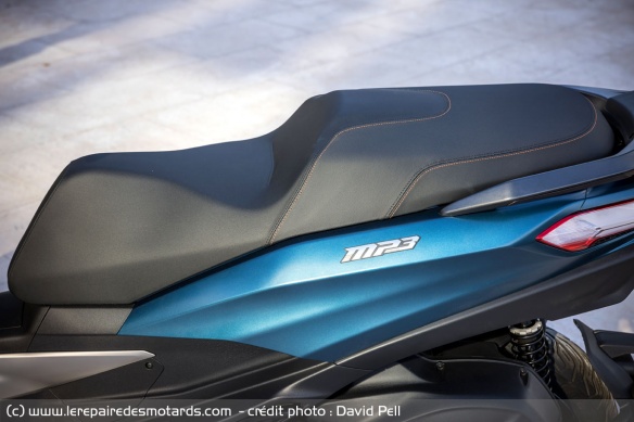 Une selle longue et large avec des nouvelles poignées passager