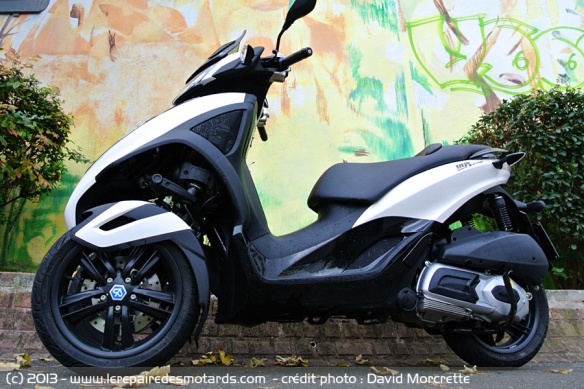 Vue de côté du scooter Piaggio MP3 Yourban