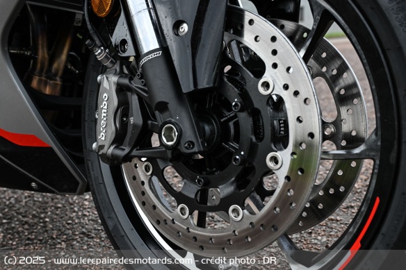 Le freinage est confié à Brembo avec deux étriers radiaux à l'avant