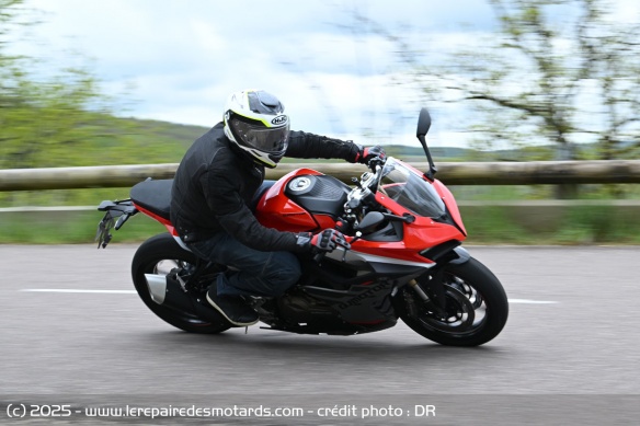 La moto tient le cap en courbe