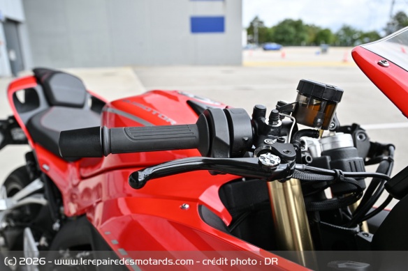 L'acc&eacute;l&eacute;rateur de la QJMotor SRK800RR