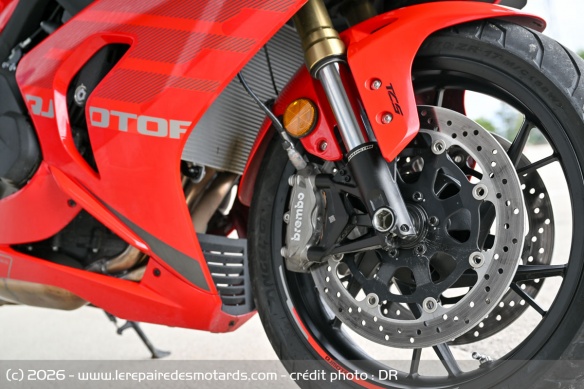 Le frein avant de la QJMotor SRK800RR