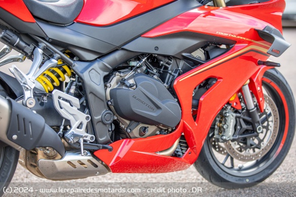 Le quatre cylindres de la SRK semble très inspiré par celui de la Honda CB650R
