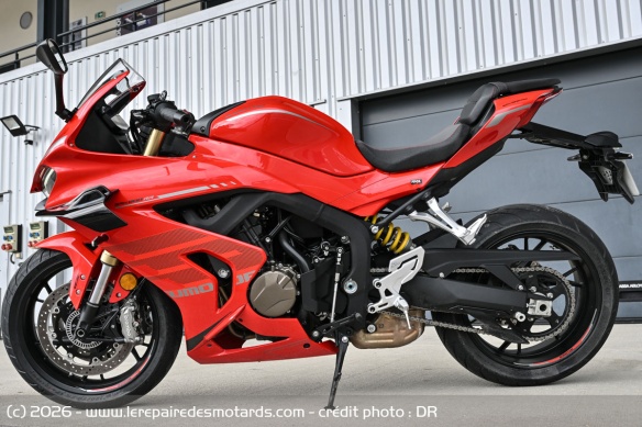 La SRK 800 RR troque son cadre acier pour un &eacute;l&eacute;ment en aluminium