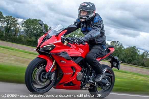 Le train avant de la SRK guide avec facilit&eacute; et pr&eacute;cision
