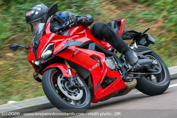 Le moteur offre du couple &agrave; mi-r&eacute;gime et sa puissance dans les tours