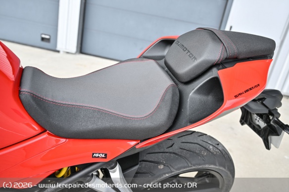 La selle de la QJMotor SRK800RR