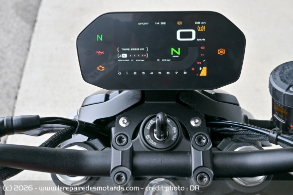 Le compteur TFT présente une connectivité à travers l'application Carbit Ride