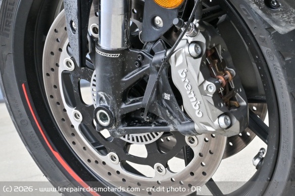 Le frein avant de la QJMOTOR SRK 800