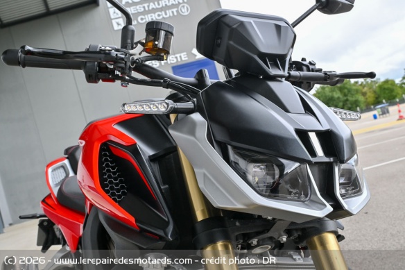 Les phares à LED de la QJMOTOR SRK 800