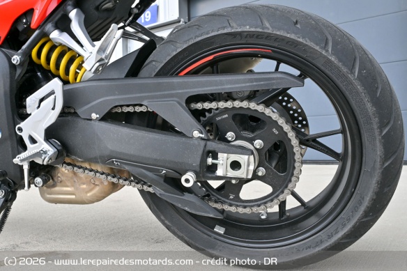 La SRK est chaussée de pneus Pirelli Angel GT