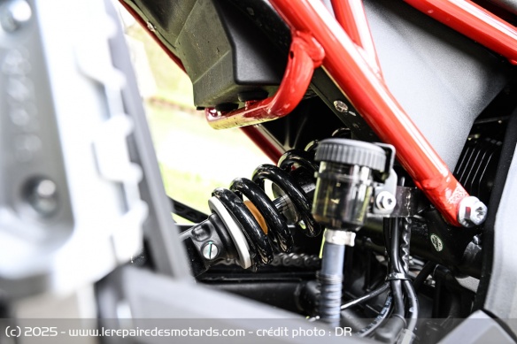 L'amortisseur réglable de la QJMOTOR SRT 600 SX Touring
