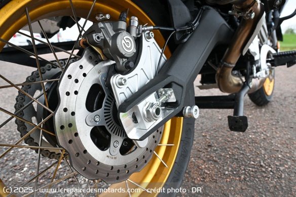 Le bras oscillant de la QJMOTOR SRT 700 SX Touring