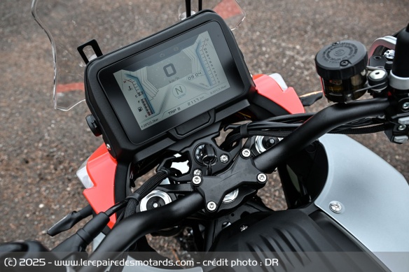 Le compteur de la QJMOTOR SRT 700 SX Touring